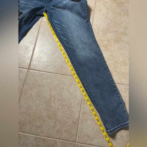 Chico's Secret Stretch Velvet
Applique Jeggings Size 6 - Picture 10 of 11